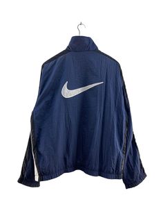 BITTE LESEN SIE DIE BESCHREIBUNG VOR DEM KAUF SORGFÄLTIG DURCH Vintage Nike Swoosh Windbreaker Jacke TATSÄCHLICHE GRÖßENMESSUNG (ungefähr): ARM-GRUBE ZU ARM-GRUBE: - 61 cm LÄNGE (HINTERER KRAGEN NACH UNTEN): - 60 cm SCHULTERN: - 20 "Zoll" HÜLSENLÄNGE: -25,5 ''inches Anhänger: Nike Ref Code: F136 Zustand: Toller Zustand. In Ärmellänge verblasst. Häufig leicht verblasst aufgrund von Alter und Gebrauch. Bitte schauen Sie sich vor dem Kauf unsere Produktbilder an und vergrößern Sie sie. VERSAND (Ihr Nike Vintage, Nike Swoosh, Used Clothing, Vintage Nike, Windbreaker Jacket, Buy Vintage, Favorite Outfit, Bathing Beauties, Jackets & Coats