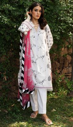 Zara Shahjahan, Unstitched Dress Material, Chiffon Dupatta, Suit Fabric, Pakistani Outfits, Fabric Stores Online, Printed Sleeves, Print Chiffon, Designer Suits