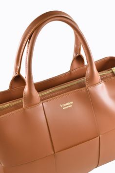 Borsa Lauren in Vera pelle Spazzolata con tracolla Made in Italy e accessori color oro. La parte interna è composta da due grandi scomparti principali, separati da una tasca centrale con chiusura a zip, nello scomparto posteriore sono presenti due tasche laterali portadocumenti/portacellulare, mentre nello scomparto anteriore è presente una tasca laterale con chiusura a zip. -Materiale esterno: Vera pelle Spazzolata -Materiale hardware: Acciaio inossidabile color oro -Materiale chiusura: Acciaio Braided Bag, Light Gold Color, Gold Accessories, Clothing Ideas, Side Pocket, Leather Handbags, Gold Color, Genuine Leather, Women's Fashion