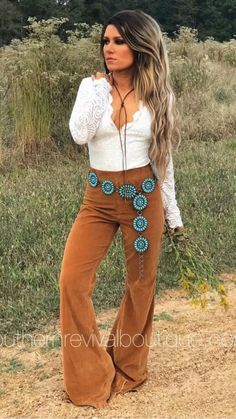 disclaimer: not my pics Rust Bell Bottoms Outfit, Pink Western Hat Outfit, Womens Bell Bottoms Outfit, Womens Rodeo Outfits Fashion, Boho Western Clothing, Boho Country Outfits Winter, Boho Western Style Outfits, Cowgirl Boho Outfits, Cute Casual Dinner Outfits