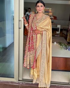 Brides Mom Dress, Reception Outfit, Saree Draping Styles, Indian Outfits Lehenga, Indian Bride Outfits, Latest Saree, Draping Fashion