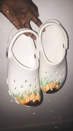 Painting Crocs Shoes Diy, Custom Crocs Shoes Paint, Crocs Painting Ideas, Croc Ideas, Handy Andy, Crocs Aesthetic, Shoe Painting, Painted Shoes Diy