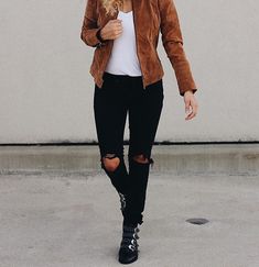 switching up the classic black and white by adding in some brown. Yes it’s a big leap I know 😏 Black Pants Brown Boots, Eden Moon, Moon Lee, How To Look Expensive, French Dressing, French Outfit, Brown Jeans, Pants Brown, Outfit Formulas