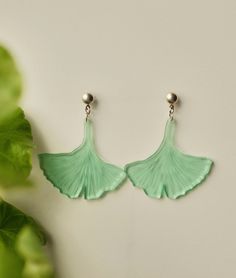 Adaptable to clip-on/screw back closure! Just write that in the comments when you shop and I'll fix for you! Earrings made of recycled plexiglass and pin in stainless steel in the shape of gingko biloba leaf with engravings. The leaf is 5,2 x 5,6 cm. In the clear version, the chain is silver and the closure is lever back in stainless steel. In the clear green version, there's no drop chain and the closure is screw back in stainless steel. Pink Floral Painting, Handmade Gifts For Women, Gingko Biloba, Fall Tree Painting, Birch Tree Art, Grey Abstract Art, Wildflower Paintings, Leaf Earring, Gingko Leaves