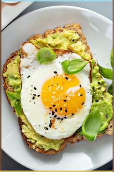 The best healthy breakfast ideas for weight loss that will keep you satisfied and full without exceeding your calories! Best Keto Pancakes, Weight Watchers Pumpkin, Nutrient Dense Food, Savory Breakfast, Healthy Eating Tips, Sweet And Savory, Healthy Eating Habits, Mindful Eating, Fat Fast