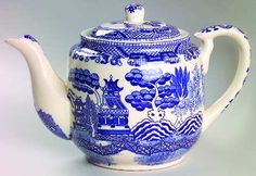 Always loved Blue Willow pattern, and teapots Blue Willow China Pattern, Blue Willow Dishes, Blue Willow Pattern, Dutch Blue, Willow Pattern