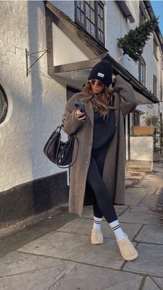 Casual styling, mom style, mum fashion, autumn winter, oversized coat, fall fashion, uggs, black handbag, brown coat, wool blend Classy Tshirt Outfits, Hair Stylists Outfits, Fall Winter Looks, Nyc Winter Outfits, Nyc Outfits, Look Legging, New York Outfits, Fest Outfits, Winter Fashion Outfits Casual