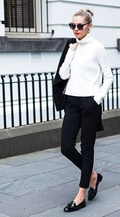 classics. London. Look Legging, Black And White Outfit, Net Fashion, Clothes Autumn, Black White Outfit, Woman In Black, Feminine Clothing, Ray Ban Wayfarer