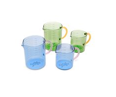 three measuring cups with lids and handles are shown in different colors on a white background