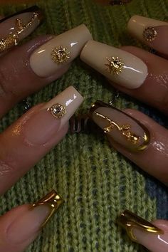 charms nails, golden nails Scorpio Zodiac Nails Acrylic, Simple Aura Nails, Simple Nails With Charms, Sade Nails, Gold Detail Nails, Nails With Gold Charms, Ethereal Nails, Food Feast