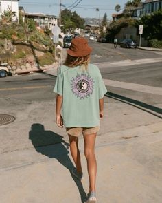 Surfer Girls Style, Surf Style Clothes Woman Outfit, Beach Vibes Clothes, Surfer Aesthetic Outfits, Surf Girl Style Outfits, Surfer Girl Aesthetic Outfit, Surf Style Outfits, Surf Girl Style Clothing, Surf Girl Outfits