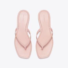 The Roxanne flip-flop reimagines a warm-weather essential with a square toe. A lightweight sandal to wear poolside or at the beach. Cute Beach Shoes, Girly Sandals, Light Pink Sandals, Cute Flip Flops, Flip Flops For Women, Tory Burch Flip Flops, Pretty Sandals, Beach Stuff, Shoe Wishlist