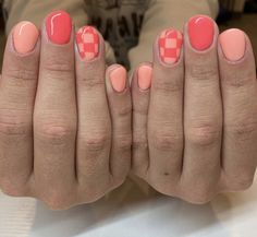 Fun Simple Summer Nails Short, Coral Fall Nails, Fall Nail Patterns, Easy Diy Fall Nails Simple, Fun Checkered Nails, Cute Shellac Nail Ideas, August Nails Ideas Short, Checker Print Nails, Cute Nails Short Almond