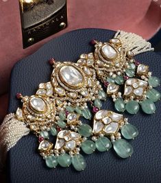 Kundan Jewellery Bridal, Indian Wedding Jewelry Sets, Kundan Jewellery Set, Choker Necklace Designs, Choker Designs, Jewelry Set Design, Antique Bridal Jewelry, Bridal Diamond Jewellery, Indian Jewellery Design Earrings