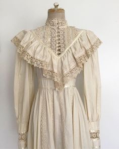 Antique Fashion Vintage Style, Vintage Victorian Lace Dress, Victorian Inspired Outfits, Edwardian Aesthetic, Victorian Lace Dress, Vampire Dress, Vintage Prairie Dress, Edwardian Wedding, Victorian Wedding