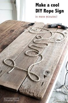 a table that has some type of object on it with the words make a cool diy rope sign