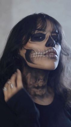 Halloween Costumes With Face Makeup, Skeleton Makeup On Black Woman, Skeleton Female Costume, Face Paint Ideas For Halloween Women, Skeleton Jaw Makeup, Skeleton Mask Makeup, Skeleton Makeup Photoshoot, Skeleton Makeup Hand, Halloween Costumes Women Face Paint