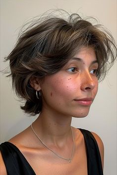 Playful and polished sun-kissed wave wolf cut tailored for heart-shaped faces Wolf Cut For Short Hair, A Wolf Cut, Shortish Hair, Wolf Cuts, Short Hair Back, Shaggy Short Hair, A Hairstyle, Instagram Hairstyles