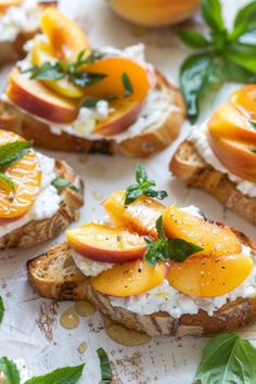 Peach Bruschetta with Honey and Ricotta Peach Baguette Appetizer, Fresh Peach Appetizers, Ricotta Bruschetta Recipe, Peach Appetizer Recipes, Late Summer Appetizers, Peach Appetizers For Party, Baguette Toppings, Peach Recipes Savory, Baguette Appetizers