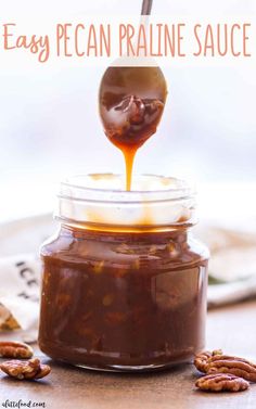 an easy pecan pralie sauce in a jar