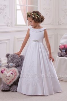 Auf der Suche nach  in 100D Chiffon, Duchesse/Herzogin Stil und eleganter  Arbeit hat Babyonlinewholesale alles mit diesem einzigartigen A-Linien-Blumenmädchenkleider mit Rundhalsausschnitt und weißem Gürtel abgedeckt. Quinceañera Themes, Girls First Communion Dresses, Flower Girl Dresses Champagne, Cheap Flower Girl Dresses, Princess Flower Girl Dresses, Ivory Flower Girl Dresses, First Communion Dress, White Flower Girl Dresses, Wedding Girl