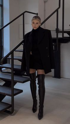 Namelazz on Instagram Long High Heel Boots Outfit, Black Long Shoes Outfit, Over The Knee Boot Winter Outfit, Black Boots High Knee, Outfit Ideas With High Boots, Black Leather High Heel Boots Outfit, Long Heels Outfit, Thigh High Boot Dress, High Knee Heels Outfit