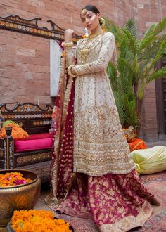 Pakistani Bridal Jamawar Lehnga for Wedding Backside View Jamawar Lehnga, Lehnga Dress, Bridal Dress Fashion, Desi Style, Pakistani Bridal Dresses, Pakistani Bridal Wear, Pakistani Dress Design, Stylish Dress Designs, Pakistani Bridal