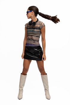 Camiseta de malla transparente. Equipado con estilo. Sin forro.

Siga las instrucciones de cuidado. Modern Fitted T-shirt With Graphic Print, Spring Mesh Crew Neck T-shirt, Edgy Sheer Fitted Mesh Top, Edgy Fitted Fall T-shirt, Edgy Fitted T-shirt For Fall, Sheer Mesh Top Y2k Summer Style, Chic Fitted T-shirt For Layering, Trendy Mesh Tops For Parties, Chic Sheer Crew Neck Mesh Top