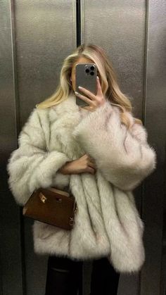 Fur Coat Aesthetic Outfit, Rich Winter Aesthetic, Grey Fur Coat Outfit, Classy Outfits Winter, White Fur Coat Outfit, Faux Fur Coat Outfit, Fur Coat Aesthetic, Fur Coat Outfits, Faux Fur Coats Outfit