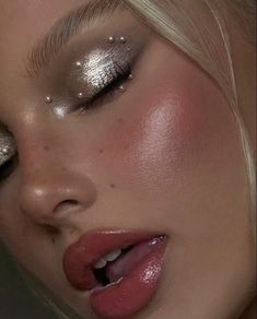 Silver Aesthetic, Silver Makeup, Going Out Makeup, Prom Eye Makeup, Simple Makeup Tips, Formal Makeup, Ethereal Makeup, Dope Makeup, Creative Eye Makeup