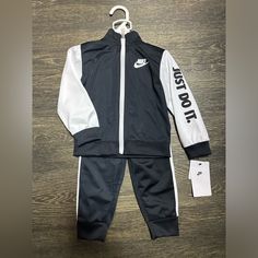 Brand New Nike Outfit Size 24m Nike White Long Sleeve Set, Baby Nike Outfit, Baby Clothes Nike Tech, Boys Nike Outfits, Nike Toddler Boy Outfits, Pink Sweatsuit, Baby Girl Nike Sets, Baby Boy Jackets Nike, Nike Sweatsuit