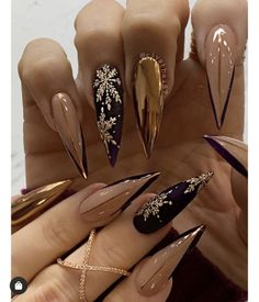 Christmas Nails Acrylic Gold, Long Almond Nails Winter, Gold December Nails, Holiday Stiletto Nails Christmas, New Years Coffin Nail Designs, New Years Nail Designs 2023, Holiday Stiletto Nails, Gold Stilletos Nails, Christmas Stiletto Nails Designs