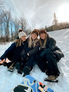 Sledding Aesthetic Friends, Cute Sledding Outfit, Winter Pictures With Friends, Sledding Aesthetic, Sledding With Friends, Winter Friends Aesthetic, Sledding Outfit