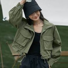 Anorak Jacket Outfit, Army Jacket Women, Drop Shoulder Jacket, Green Jacket Outfit, Style Vert, Shoulder Jacket, Army Clothes, Bunny Wallpaper, Korean Casual Outfits