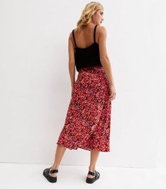 New Look Black Floral Bias Cut Midi Skirt. Florals your favourite? Make this black midi skirt your go-to every season.- Floral print- High waist- Bias cut- Midi length- Lightweight woven fabric- A-line fit- Model is 5'8"/173cm and wears UK 10/EU 38/US 6 Denim Gift, Black Midi Skirt, 20's Dress, Black Midi, Petite Maternity, Skirted Swimwear, Swimwear Accessories, Black Floral, Green Dress