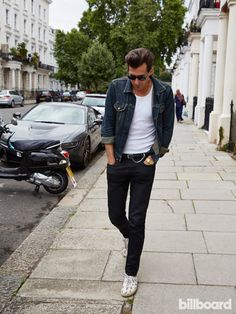 Mark Ronson Musician Style Men, Mark Ronson Style, Musician Aesthetic, Musician Style, Band Performance, Outfit Rock, Outfit Basic, Sam Hunt, Max Fashion