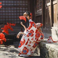 Red And White Kimono, Kimono Robes Pattern, Geta Sandals, Kimono Traditional, Japanese Festival, Red Kimono, Kimono Japan, Traditional Japanese Kimono, White Kimono