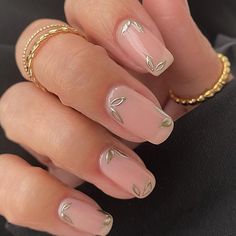 Liquid Metal Nails, Simple Elegant Nails, Best Wedding Nails, Elegant Bridal Nails, Easy Nail Ideas, Metal Nails, Sophisticated Manicure, Gen Z Wedding, Wedding Day Nails