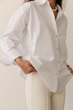 A season-less essential crafted with 100% cotton poplin, featuring a subtle dropped shoulder and tortoise-like buttons. Made in Los Angeles French Design Style, Pop Pop Shirts, French Women Style, Spring Fabric, French Chic, French Women, Sleeveless Shirt, Cotton Poplin, Summer Collection