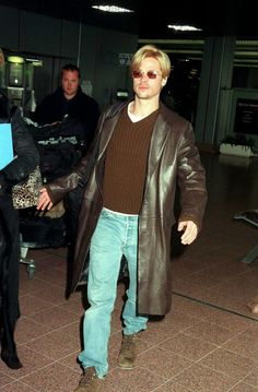 90’s Airport Style, 1990s British Fashion, Brad Pitt Street Style 90s, 90s Male Style, 90s Berlin Fashion, 2003 Fashion Men, 90s Brad Pitt Fashion, Brad Pitt 90s Outfits, 90s Formal Fashion Men