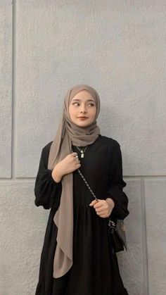 Umrah Women Outfit, Arabian Hijab Style, Desi Hijabi Outfits, Arabic Hijab Style, Eid Outfits Ideas, Eid Outfit Ideas, Black Hijab, Eid Outfit, Stylish Hijab