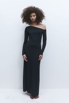 Fitted  one-shoulder  ankle-length dress in soft jersey. Asymmetric neckline  long sleeves  and straight-cut hem with a slit at one side. Casual Wedding Decor, Casual Chique Stijl, Asymmetric Neckline, Ankle Length Dress, Casual Work Outfit, Women's Casual Style, Casual Wedding, Casual Summer Outfit, Hm Dress