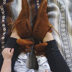 Moccasin Booties 2017 Street Style Granola Outfits, Street Style 2017, Chic Accessories, Hippie Chic, Kids Boots, Lace Up Boots, Vintage Stil