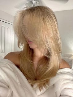 Hair Inspo 2023 Blonde, Natural Blonde Layered Hair, Chin Length Framing Pieces Long Hair, Golden Blonde Layered Hair, Platinum Layered Hair, Golden Blonde Hair Short, Blonde 90s Hair, Short Blonde Layered Hair, Blond Layered Hair