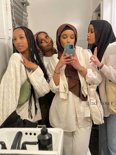 Somali Girl, Aesthetic Types, Headwrap Tutorial, Hijabi Fits, Mirror Picture, Luxury Lifestyle Fashion, Bad And Boujee, Girls Mirror