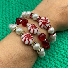 "These Candy Cane pattern Stretchy bracelets are handcrafted personally for me, Derlis.  You can pick your size bracelet and your favorite style/combination. Also, you can get the full set of three bracelets or separately. It's a wonderful gift to your friends, family or love ones for the most wonderful time of the year. It is very important that you measure your wrist before placing your order to find your correct size bracelet. You can use a flexible tape measure, or a piece of paper, or shoe Christmas Bracelets Beaded, Xmas Jewelry, Winter Bracelet, Christmas Jewelry Diy, Earring Christmas, Christmas Peppermint, Christmas Gift For Kids, Peppermint Candy Cane, Holiday Earrings