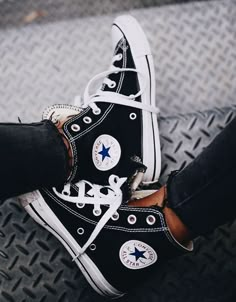 Converse Haute, Zapatillas All Star, American Clothing Brands, Converse Outfits, Sneaker Outfits, Sneaker Trend, Dr Shoes, Streetwear Mode, Skate Wear