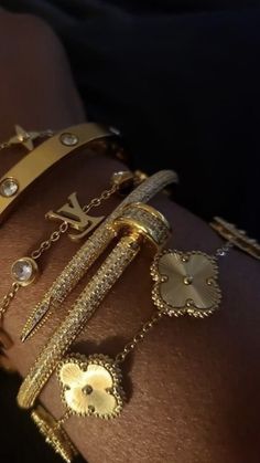 Black Women Jewelry Aesthetic, Expensive Brands Aesthetic, Jewelery Stacks, Gold Jewelry Stack, Tiffany Bracelet Stack, Bijoux Aesthetic, Gold Aesthetic Jewelry, Expensive Aesthetic, Gold Jewellery Aesthetic