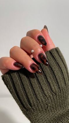 Acrylic Nails Tortoise Shell, Fall Nail Inspo Dip Powder, Cute Fall Nails Acrylic Almond Short, Black Nails With Fall Design, Cute Fall Nails With Design, Nails Acrylic Round Design, Corporate Acrylic Nails, Brown And Navy Nails, Brown Flames Nails