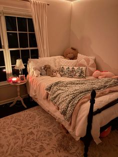 Relaxed Bedroom Ideas, Room Inspo Bed, Small Room Big Bed, Pink Christmas Bedroom, Cozy Bedrooms, Beachy Room, Uni Room